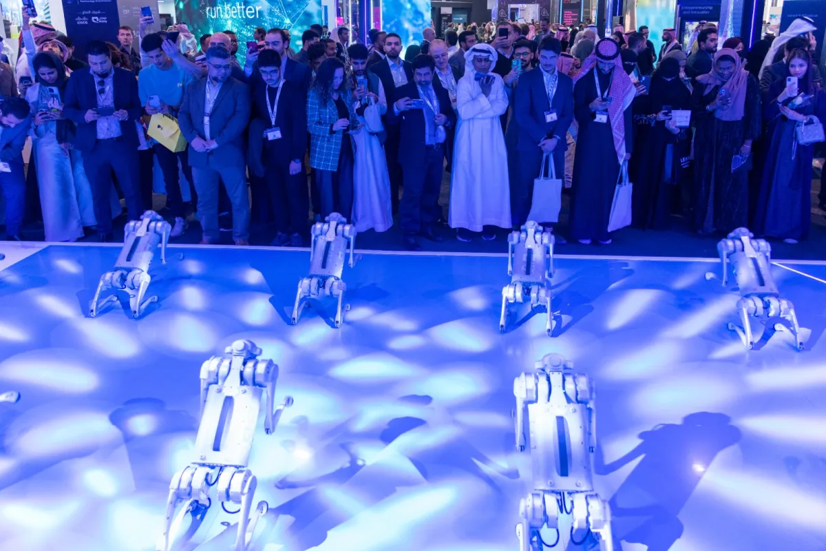 روبوتات موبايلي تبهر الزوار