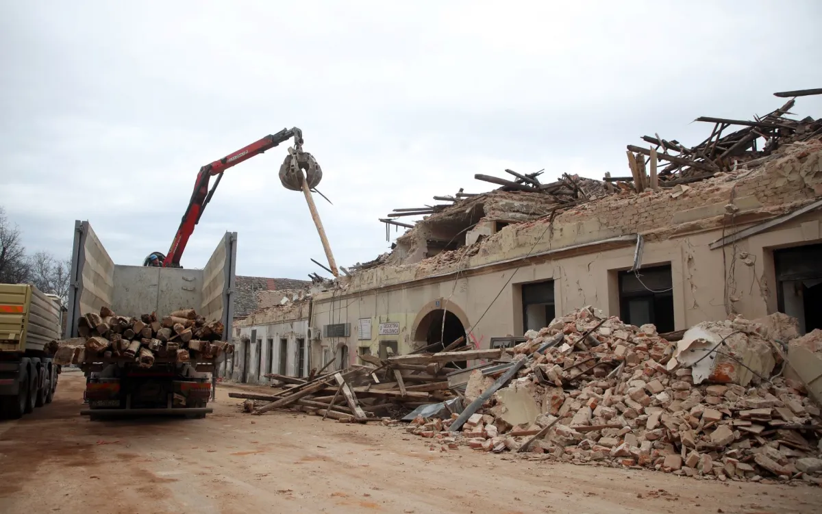 آثار زلزال مدمر