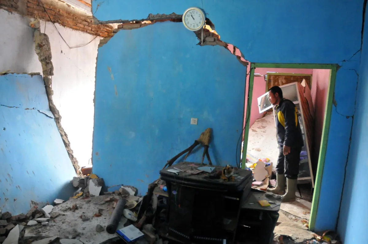 آثار زلزال مدمر