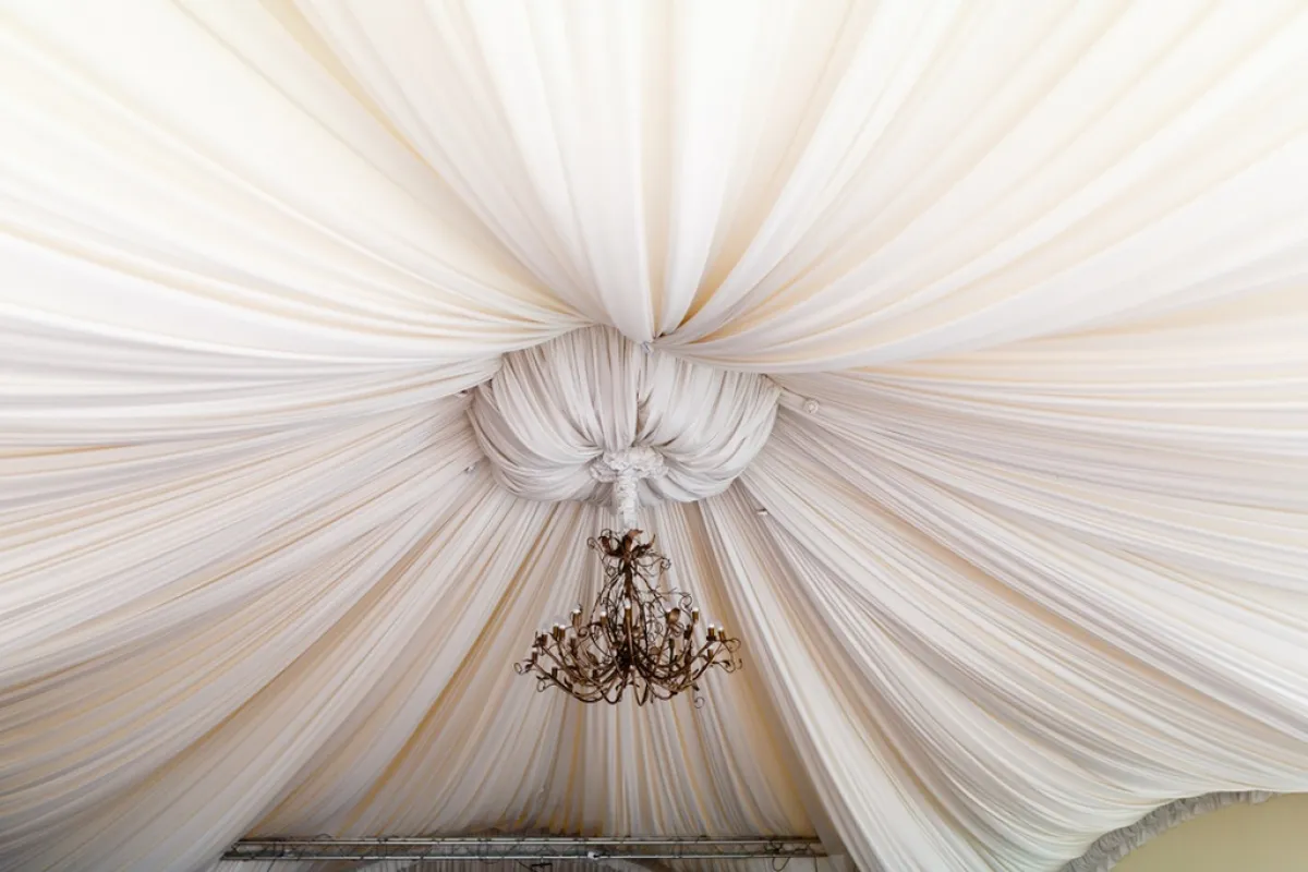 الساتان جذّاب في تصميم سقف قاعة حفل الزفاف