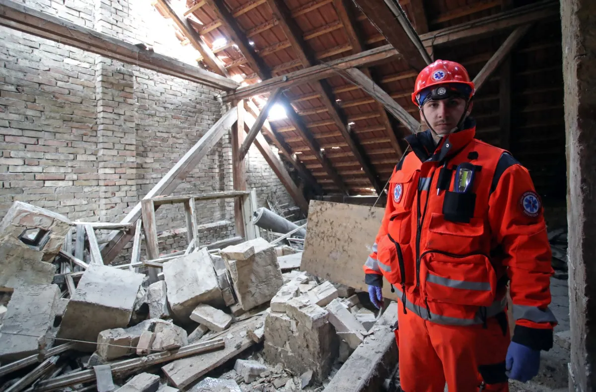 آثار زلزال مدمر