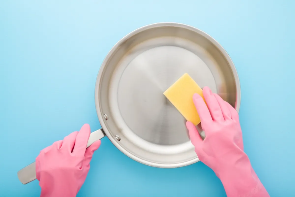 جلي الآنية المصنوعة من الألمنيوم