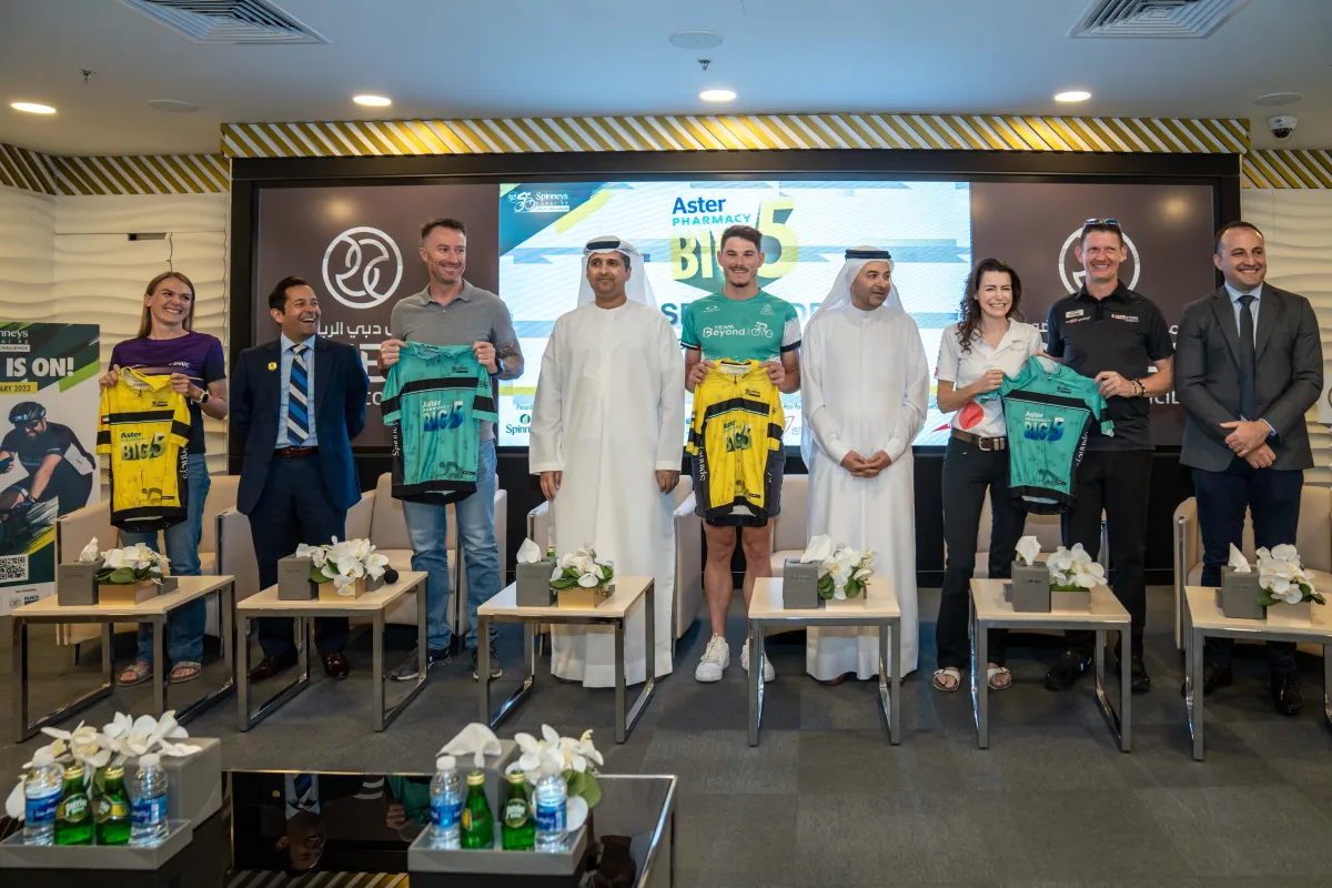  أبرز القمصان التي سيرتديها أبرز الدراجين المشاركين في السباق. الصورة من مكتب دبي الإعلامي