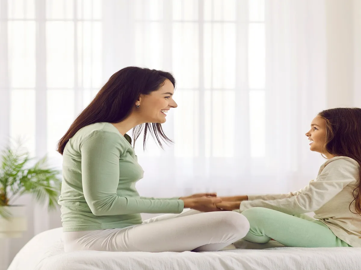 صورة لأم تتكلم مع ابنتها