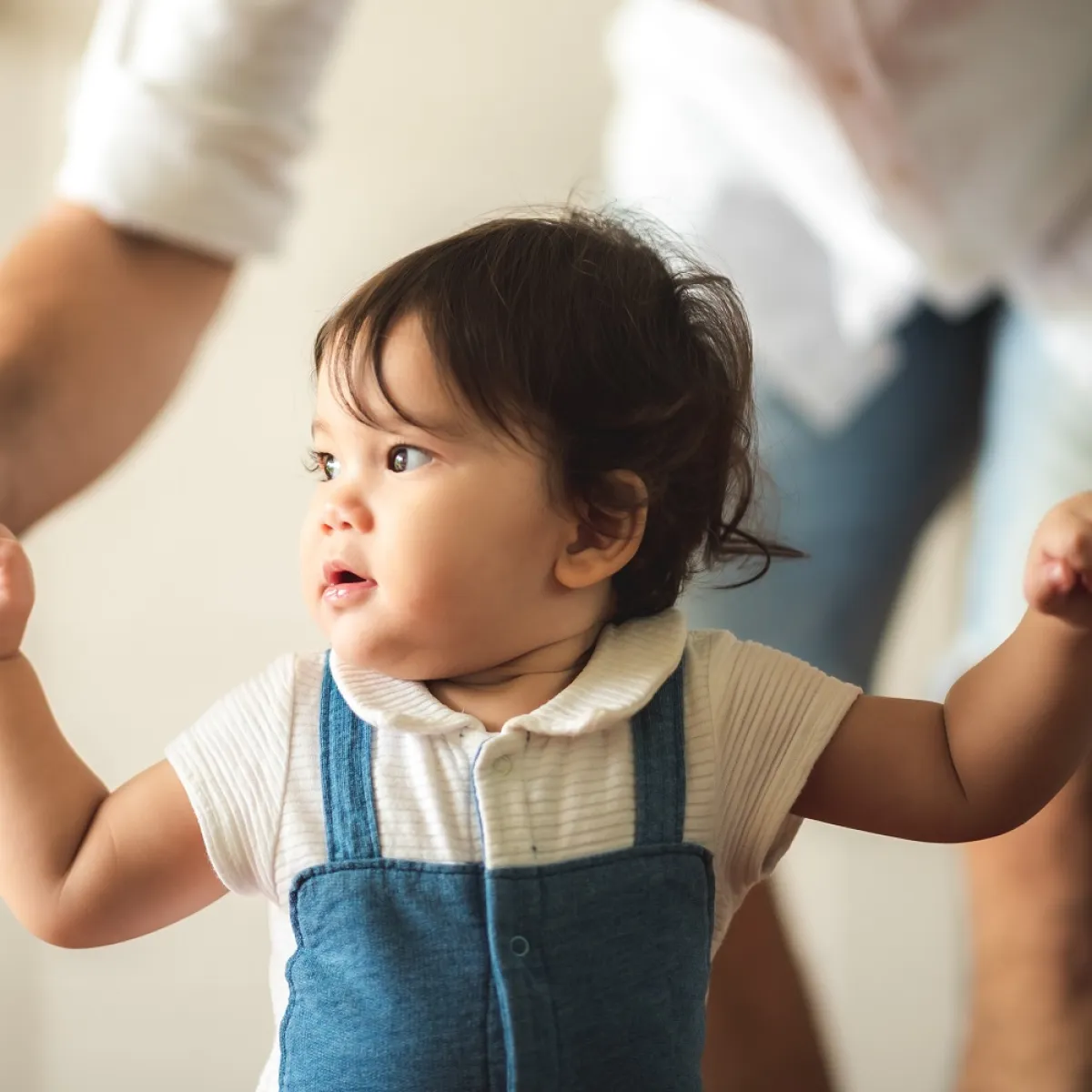 صورة لطفل يدعمه والده