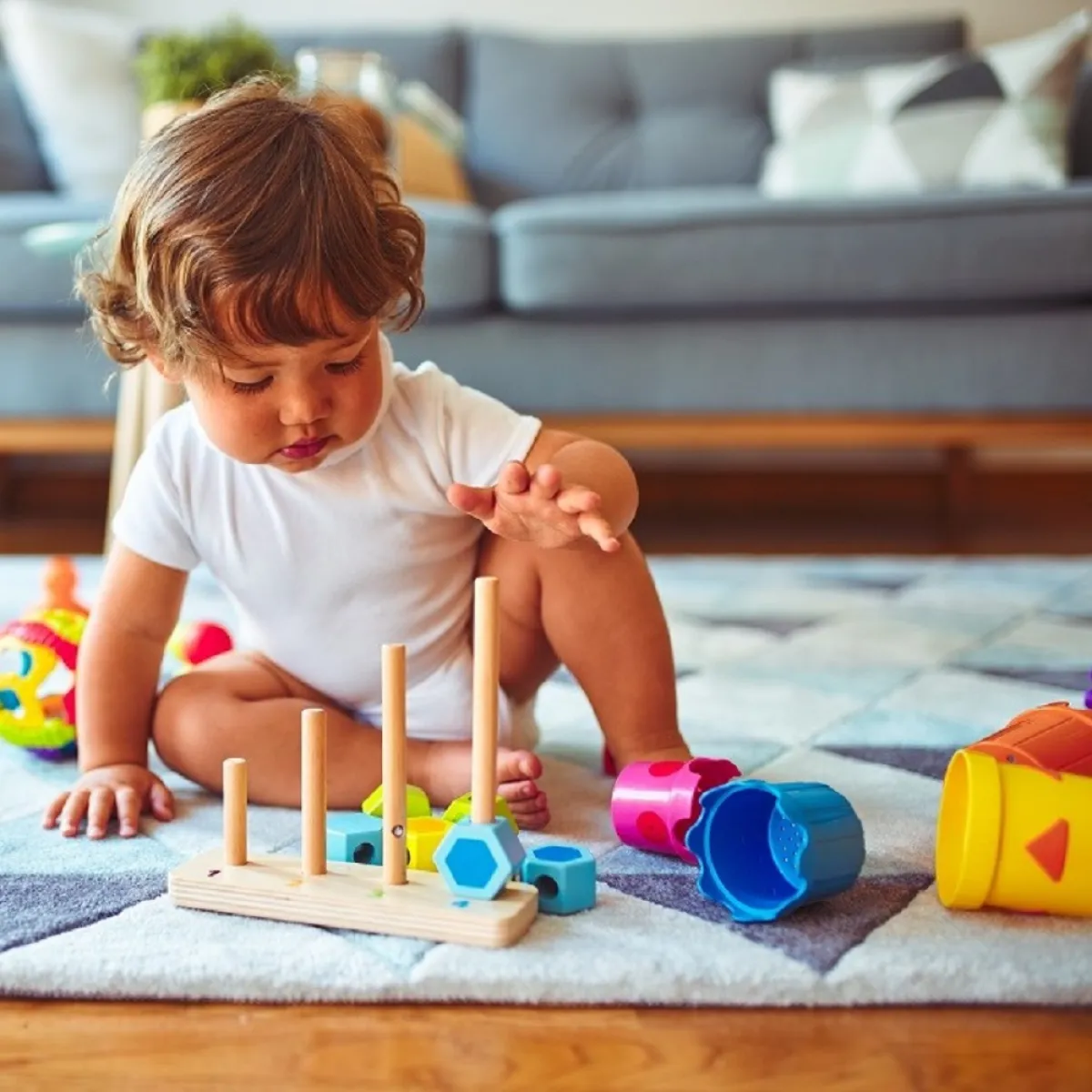 صورة لطفل يلعب بانسجام