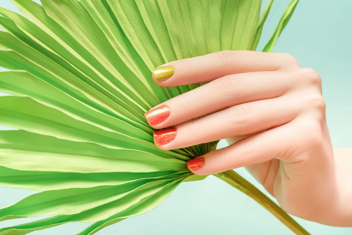 كيفية وضع المناكير الجليتر