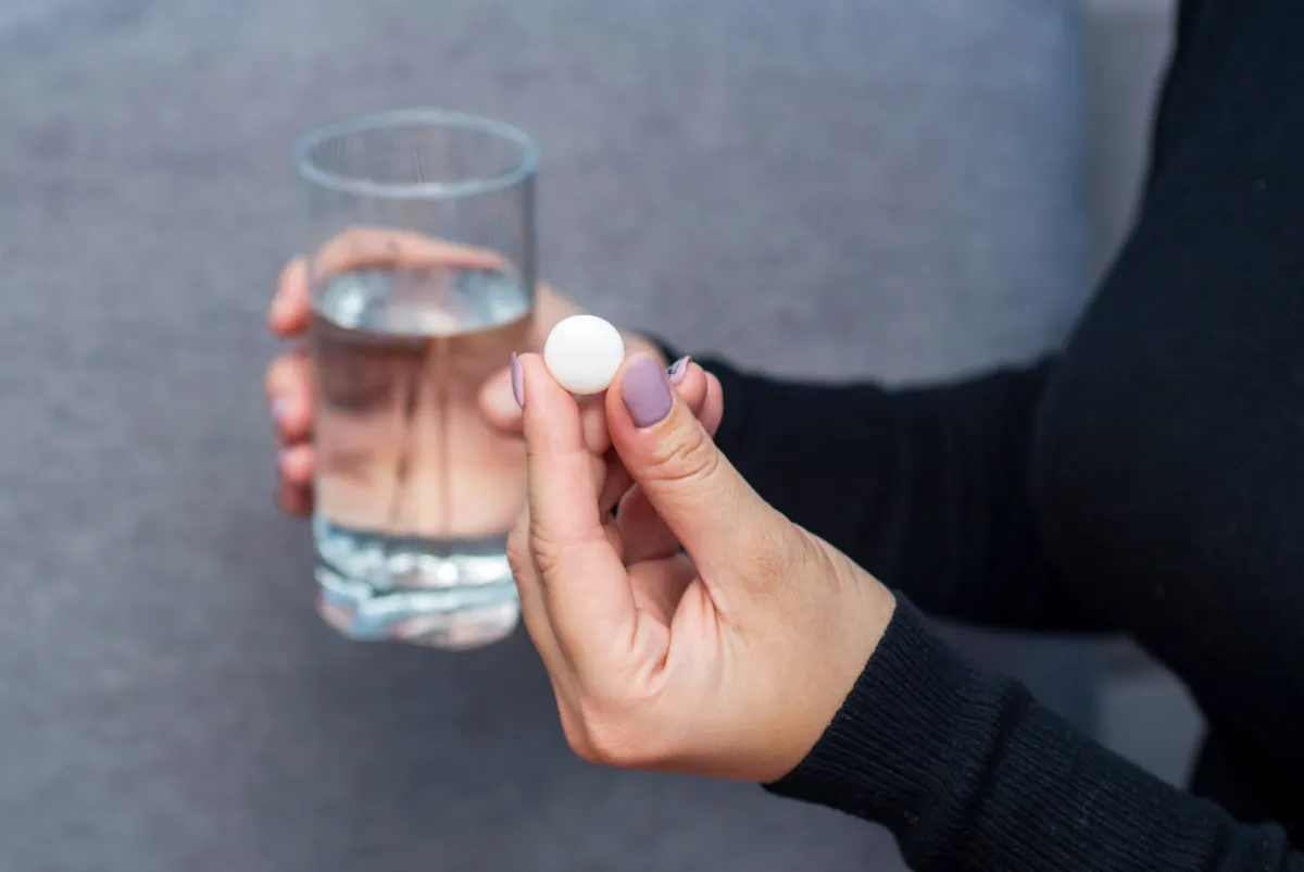 صورة لامرأة تاخذ الدواء