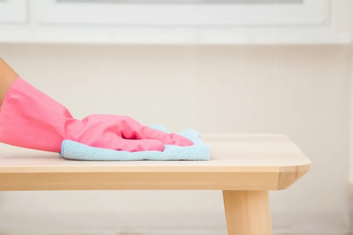 تلميع الخشب المطفي باستخدام مواد متوافرة في المنزل