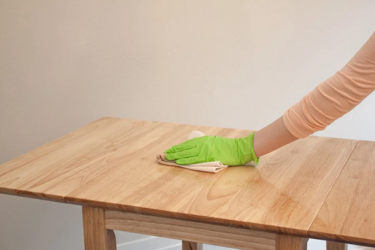 تلميع الخشب، باستخدام شمع العسل