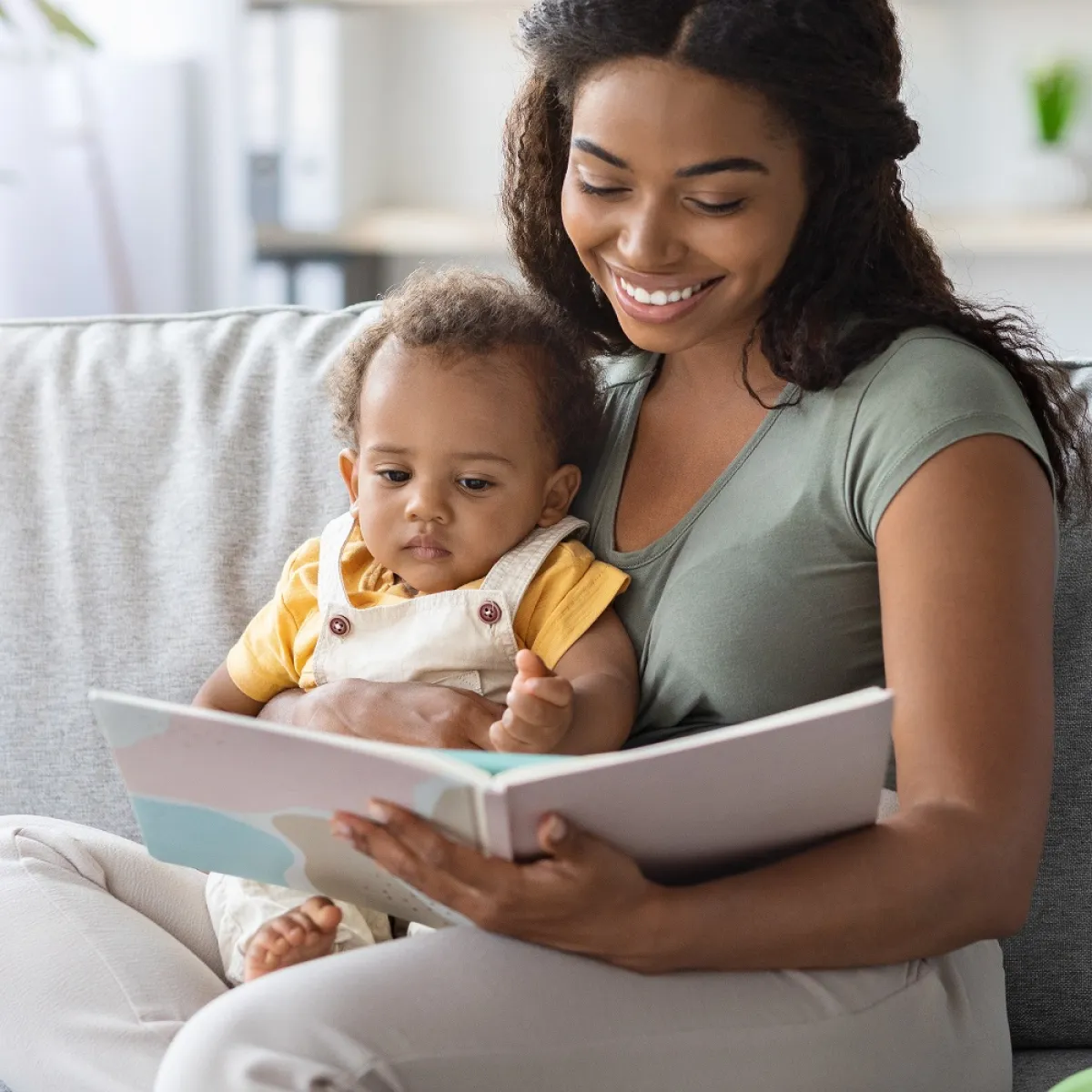 صورة لأم تقرأ لطفلها