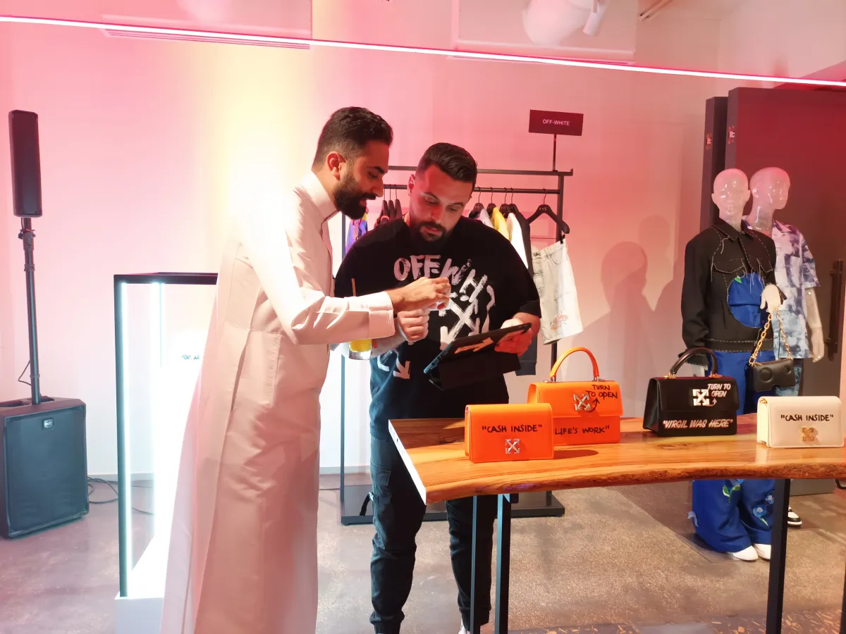 المدعوون يعاينون القطع المعروضة من العلامات التجارية المعروفة 