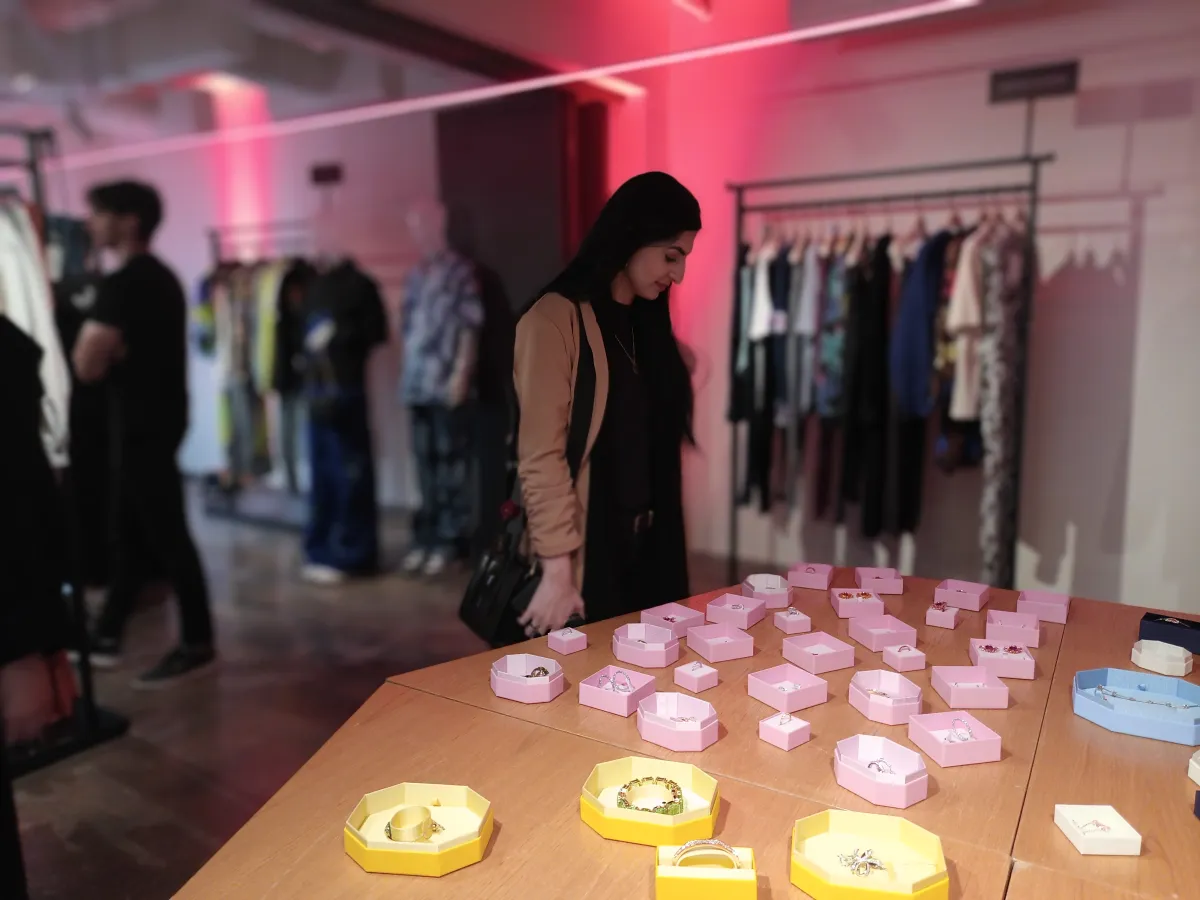 المدعوون يعاينون القطع المعروضة من العلامات التجارية المعروفة 