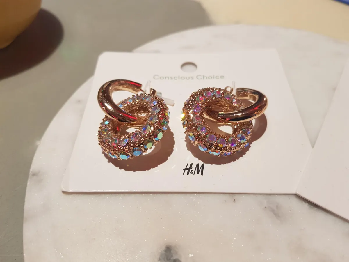 من معروضات قسم الإكسسوارات في H&M