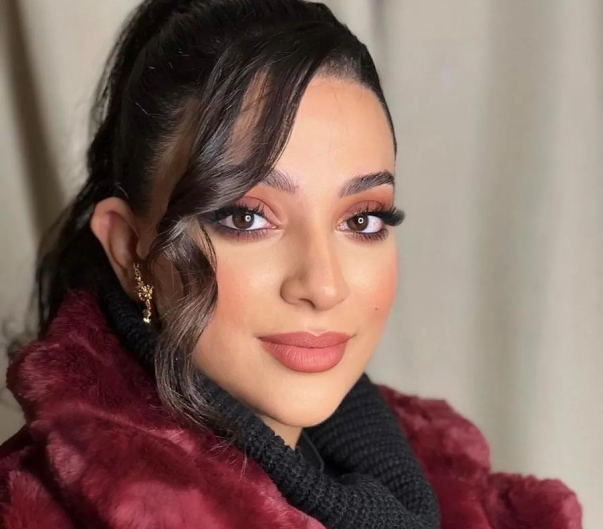 مكياج شتوي مع الشعر الويفي - الصورة من حسابها على الانستغرام