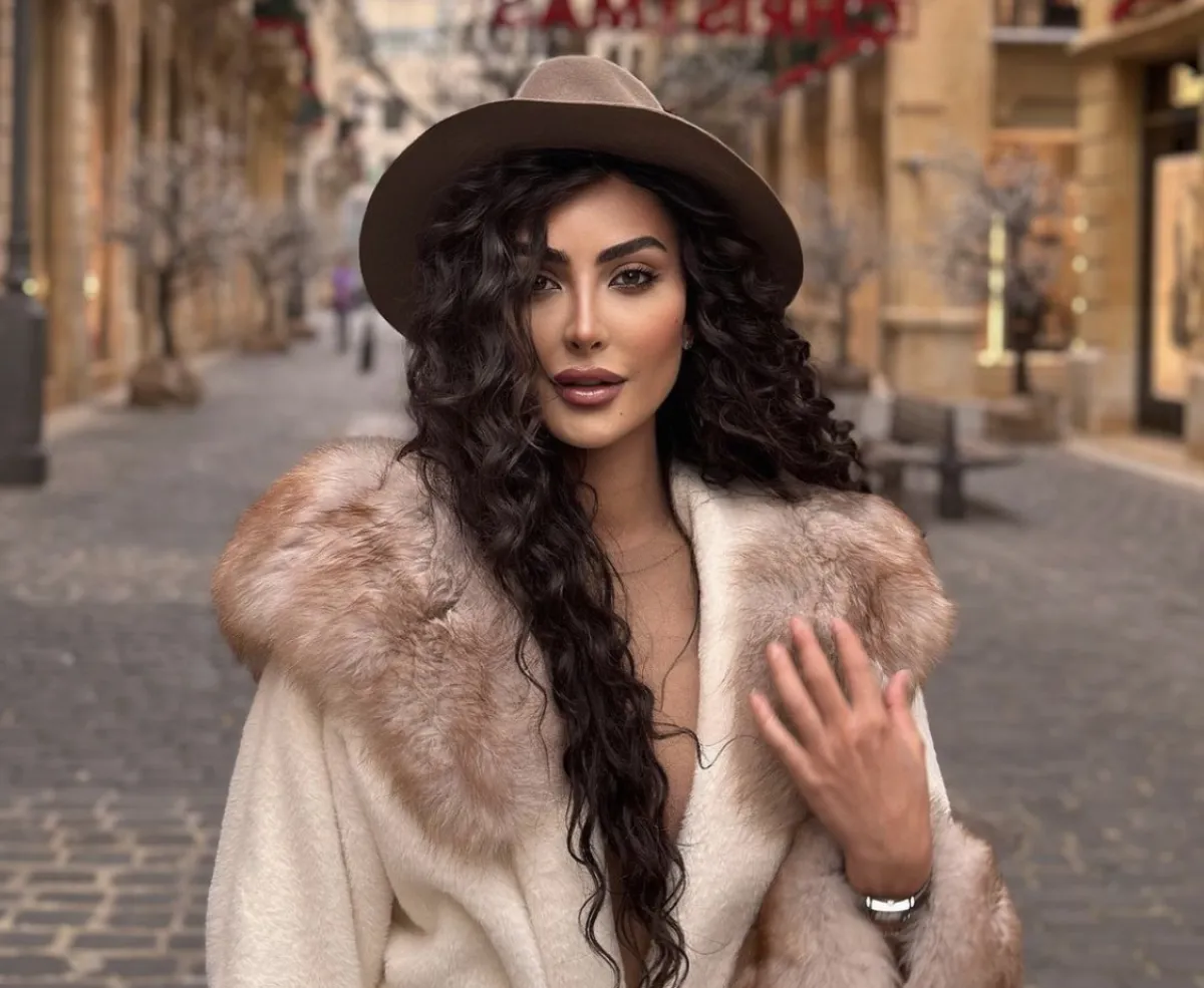 الشعر المجعد مع المكياج البني - الصورة من حساب نور الغندور على الانستغرام