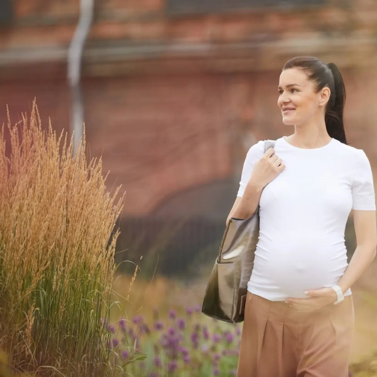 صورة لحامل تتمشى بهدوء