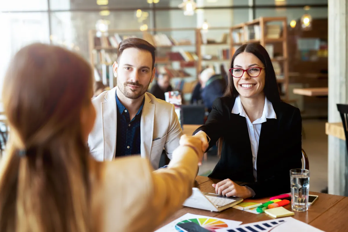 على المرشح اختيار ملبس بسيط ونظيف لمقابلة العمل