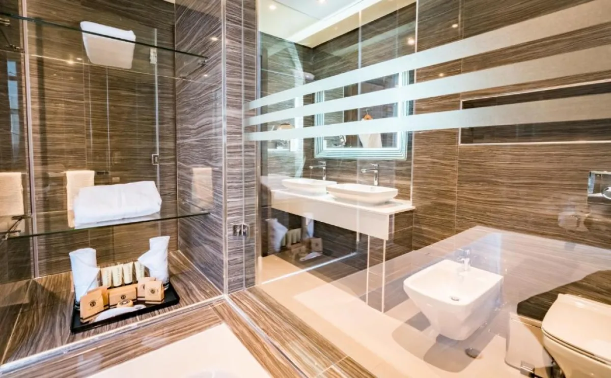حمامات فخمة في غرف فندق ومركز مؤتمرات ذا غروف بحرين