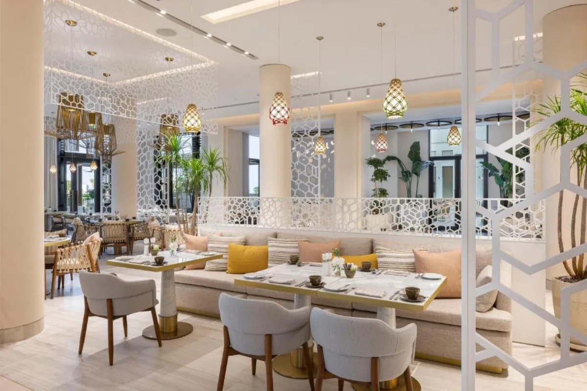 لقطة لأحد المطاعم في منتجع جميرا خليج البحرين