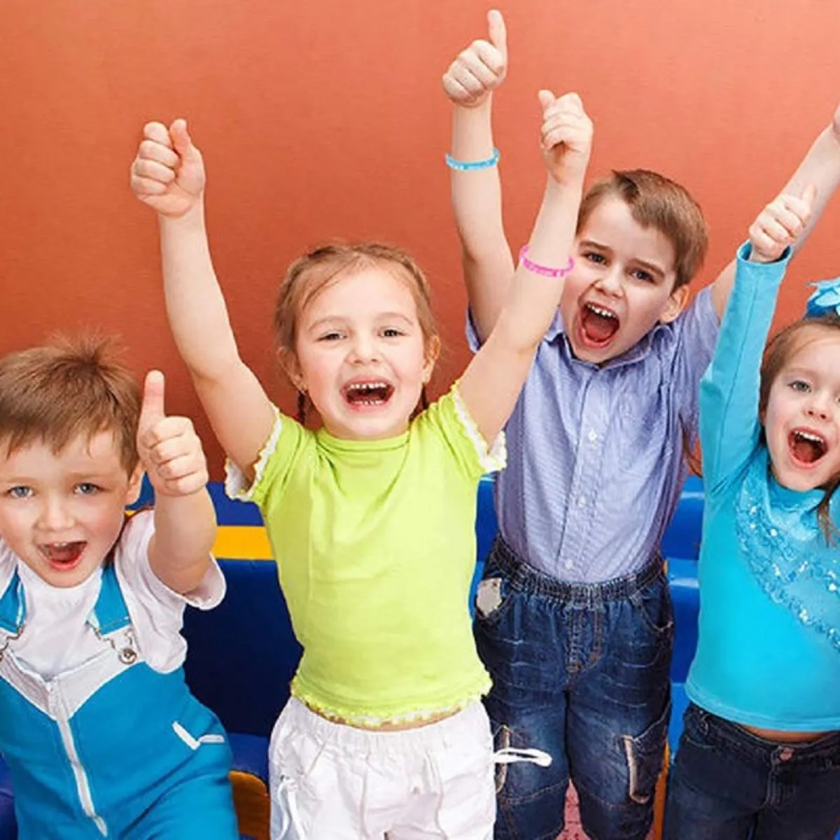 صورة لأطفال يمرحون معاً