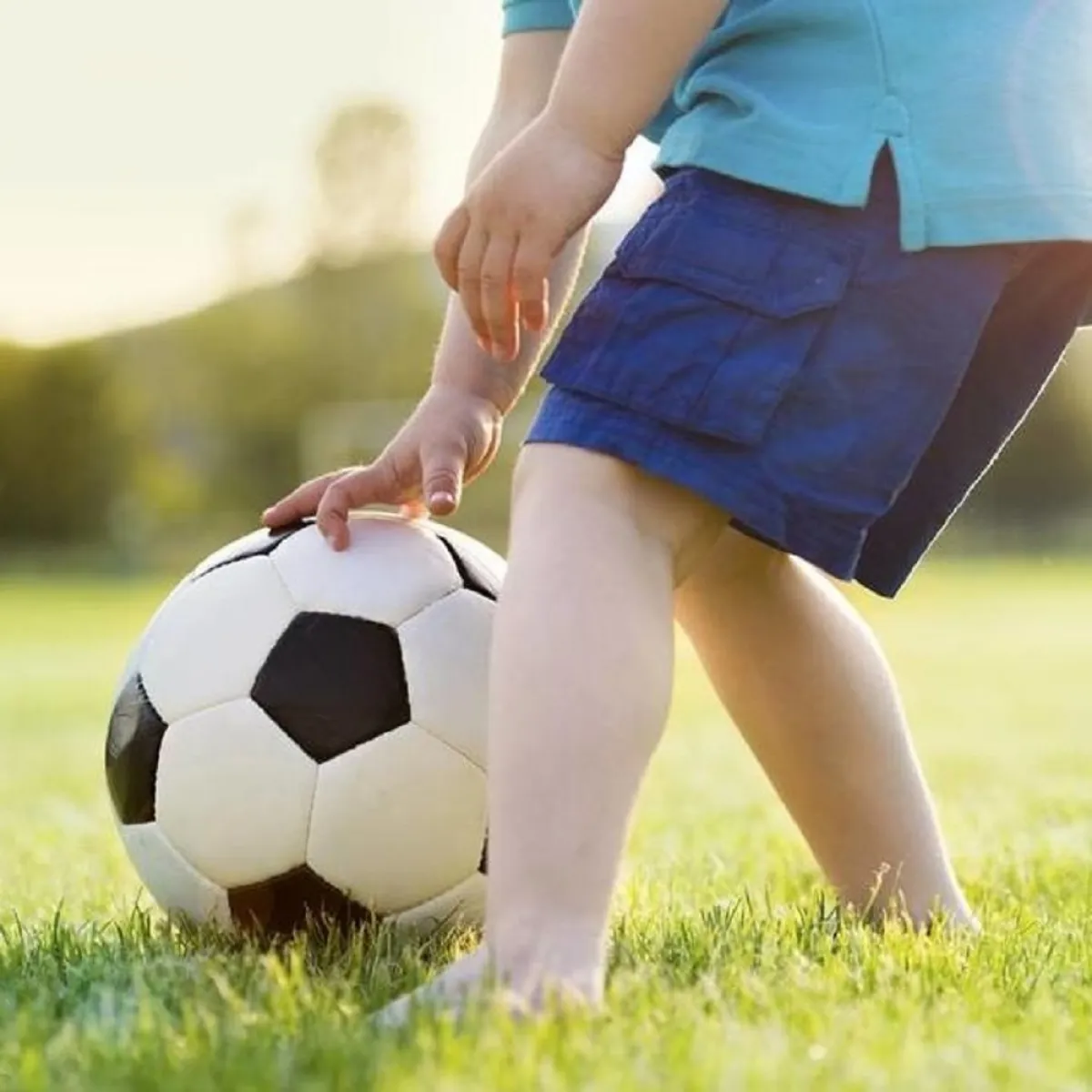 صورة لطفل يلعب بكرة كبيرة..خطأ كبير