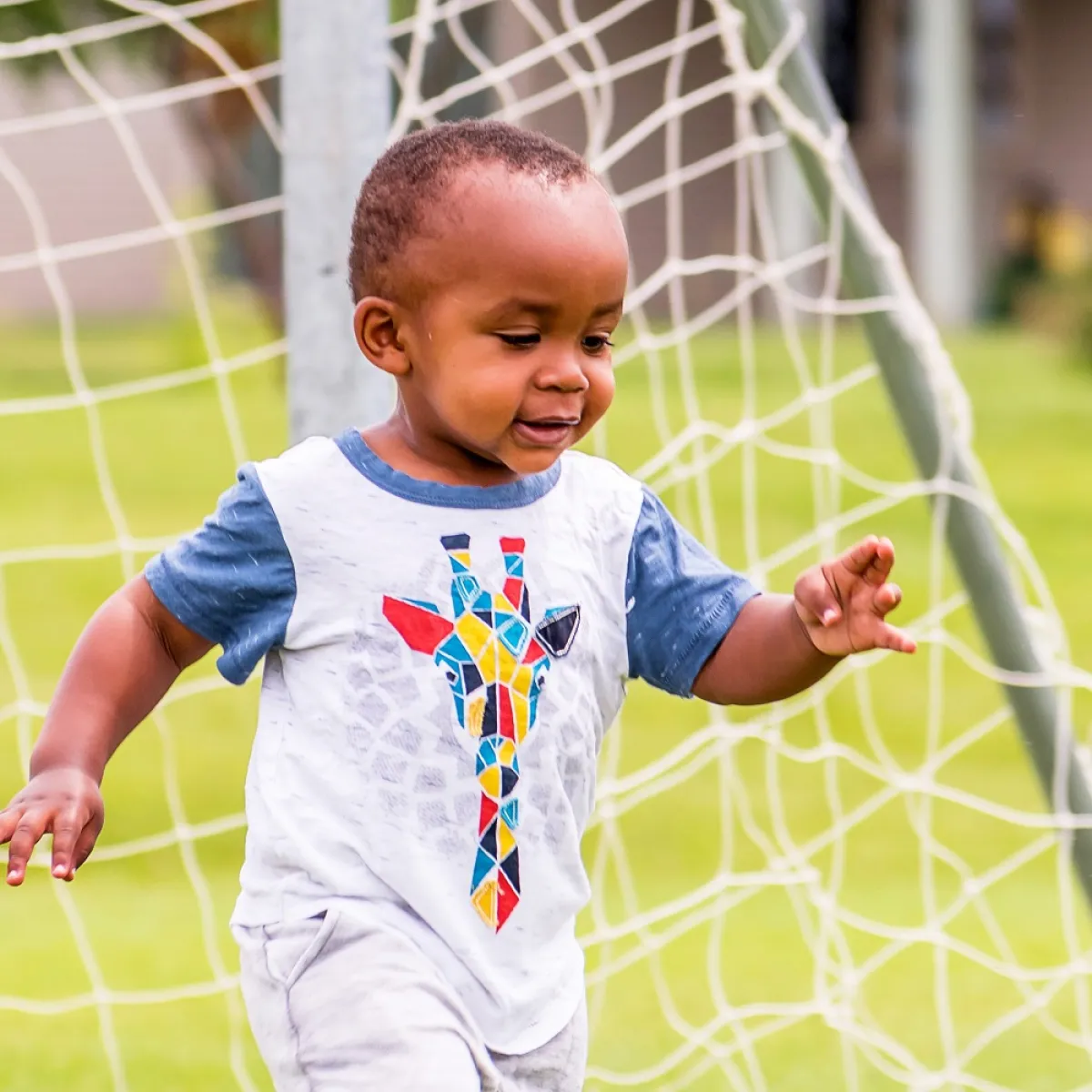 صورة لطفل يمرح باللعب