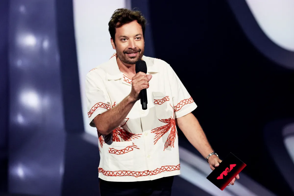 NEWARK, NEW JERSEY - AUGUST 28: Jimmy Fallon speaks onstage at the 2022 MTV VMAs at Prudential Center on August 28, 2022 in Newark, New Jersey. Theo Wargo/Getty Images for MTV/Paramount Global/AFP Theo Wargo / GETTY IMAGES NORTH AMERICA / Getty Images via AFP