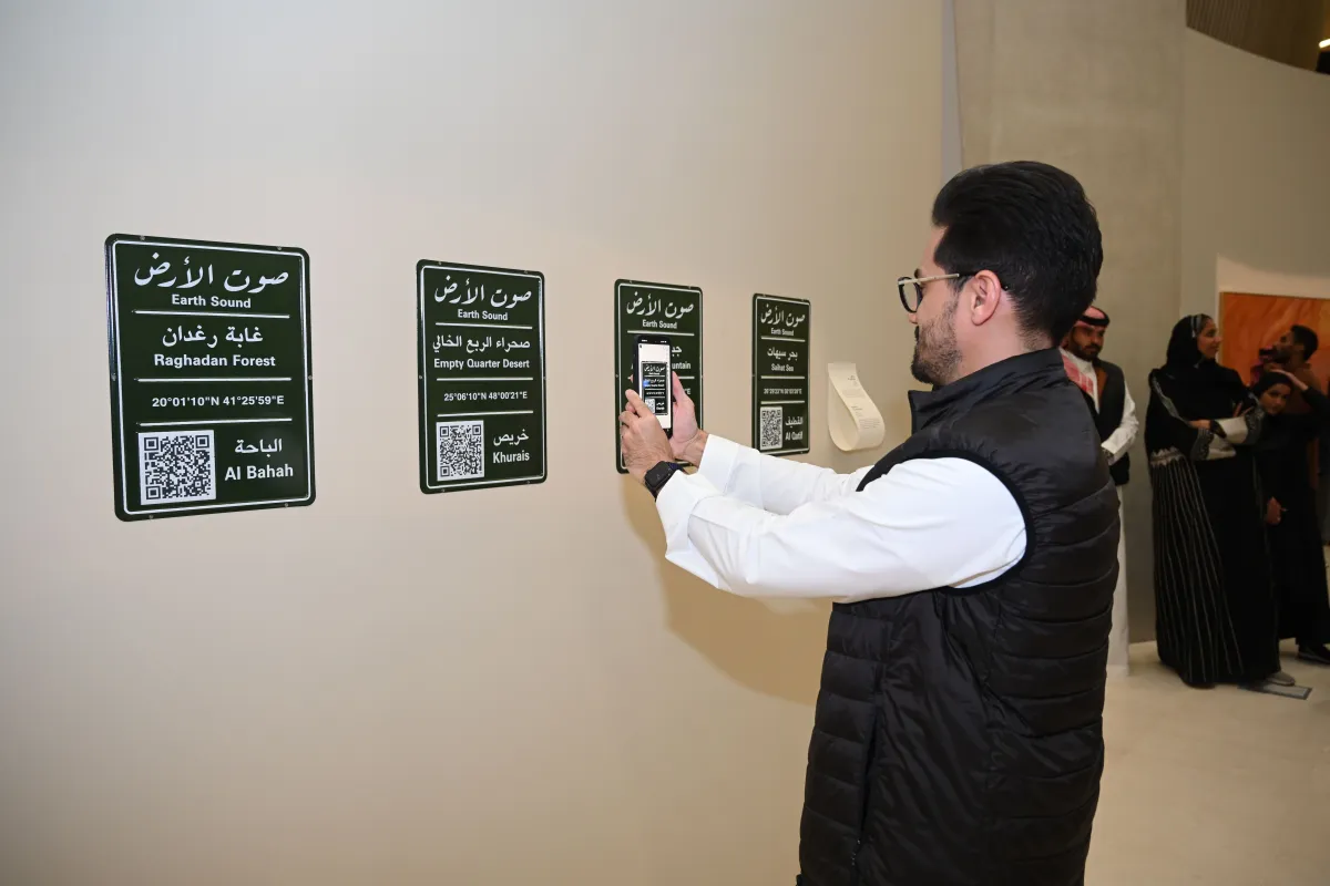 المعرض يحمل الكثير من المفاهيم والرمزيات والدلالات