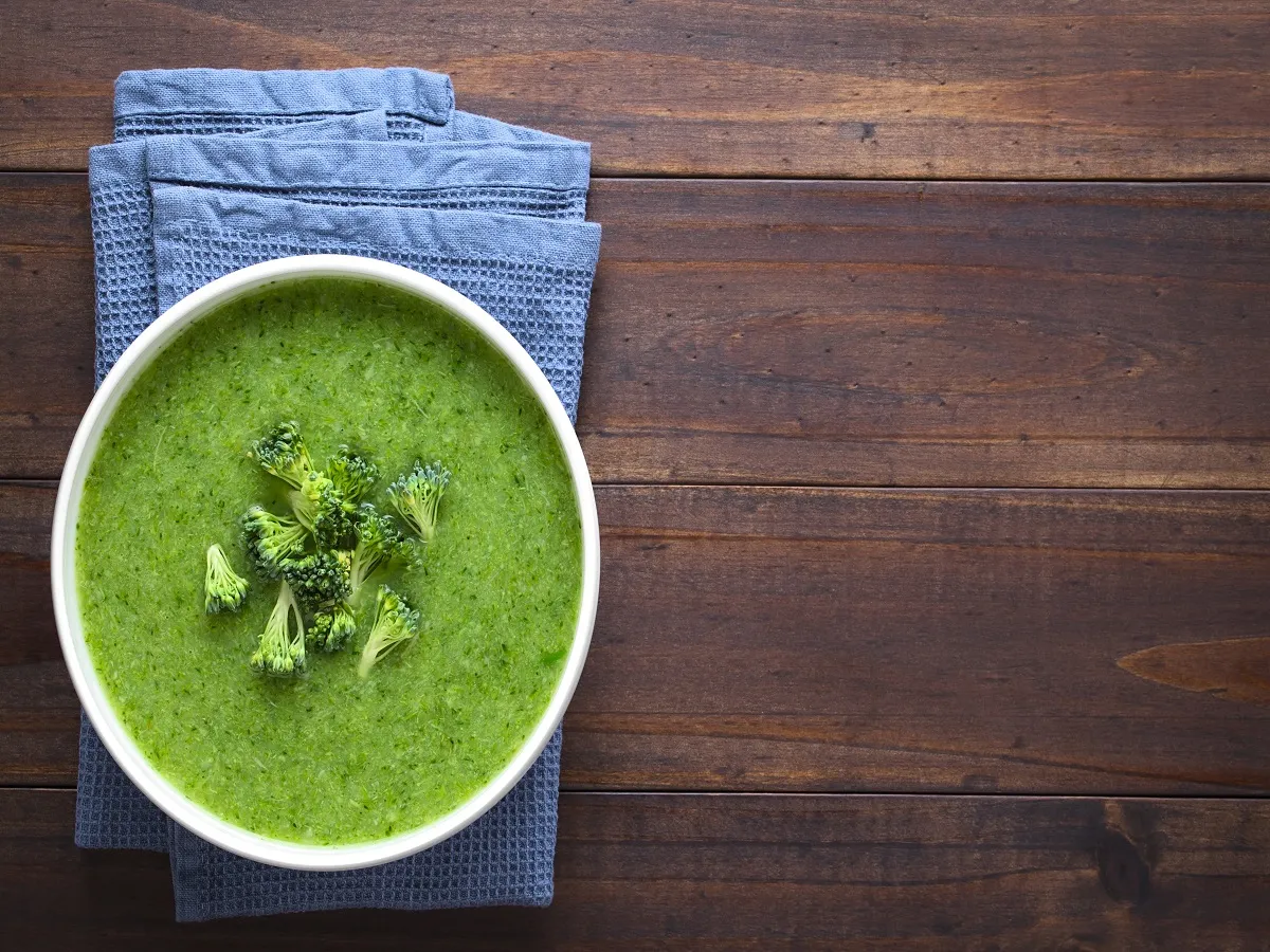 صورة لطبق يحتوي على حساء البروكلي