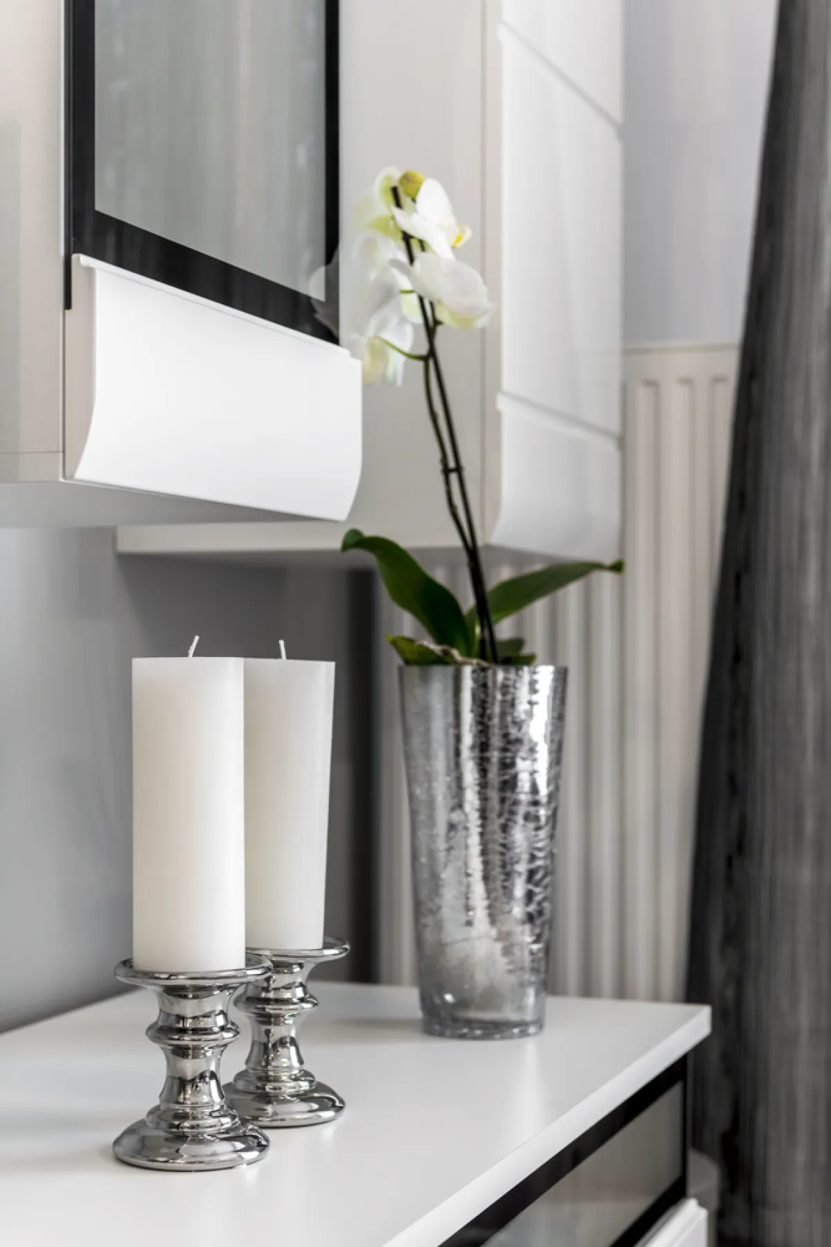 اكسسوارات منزلية فضية اللون