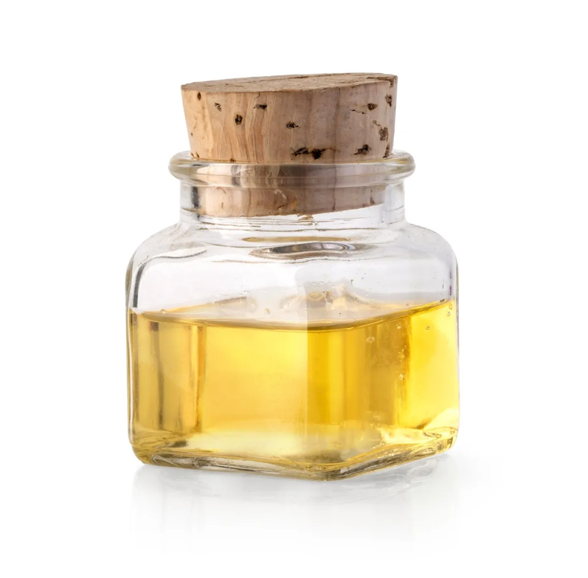 طريقة عمل معطر منزلي من الأعشاب، تقضي بتسخين الماء، مع صب بضع قطرات من الزيت العطري عشبي الرائحة 