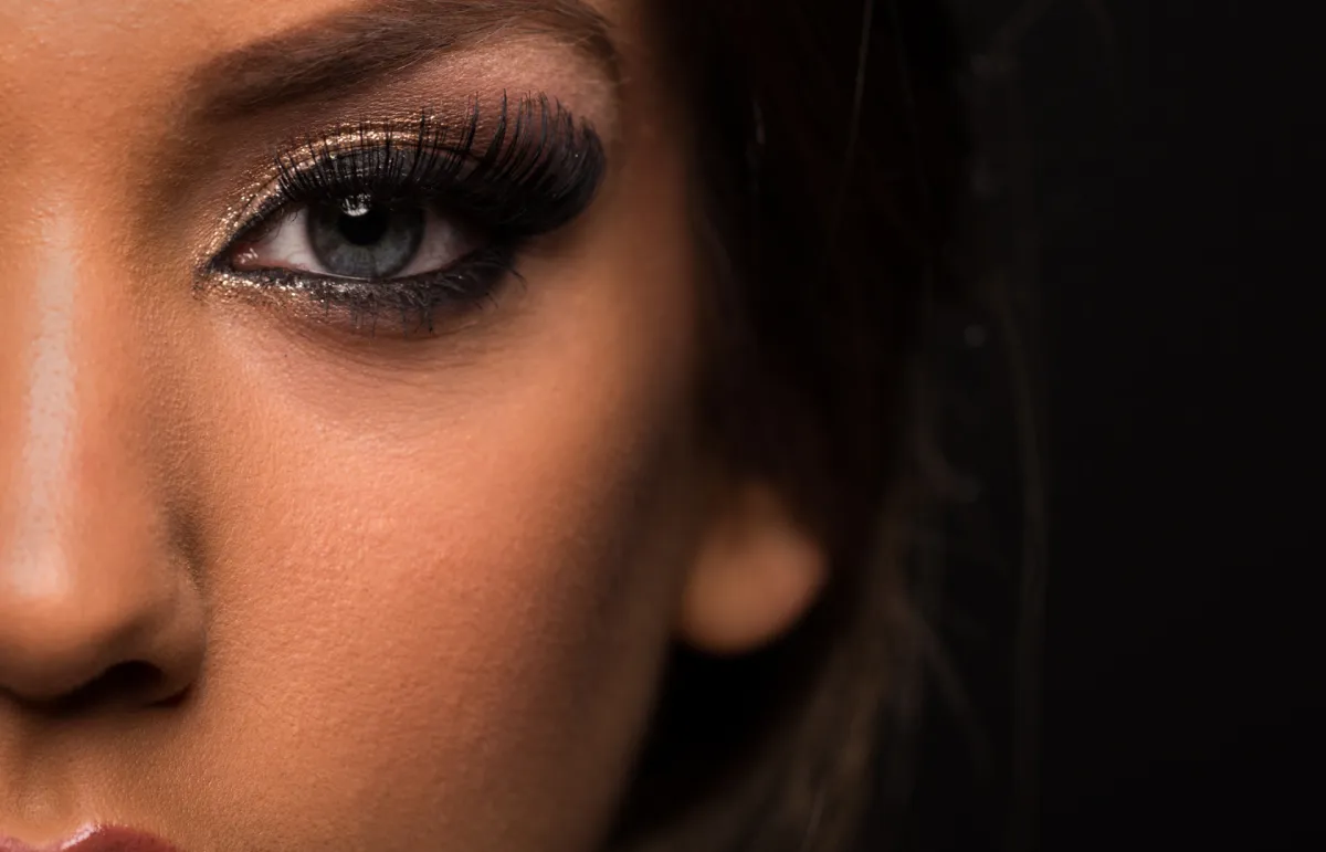 مكياج عيون جذاب في يوم الحب