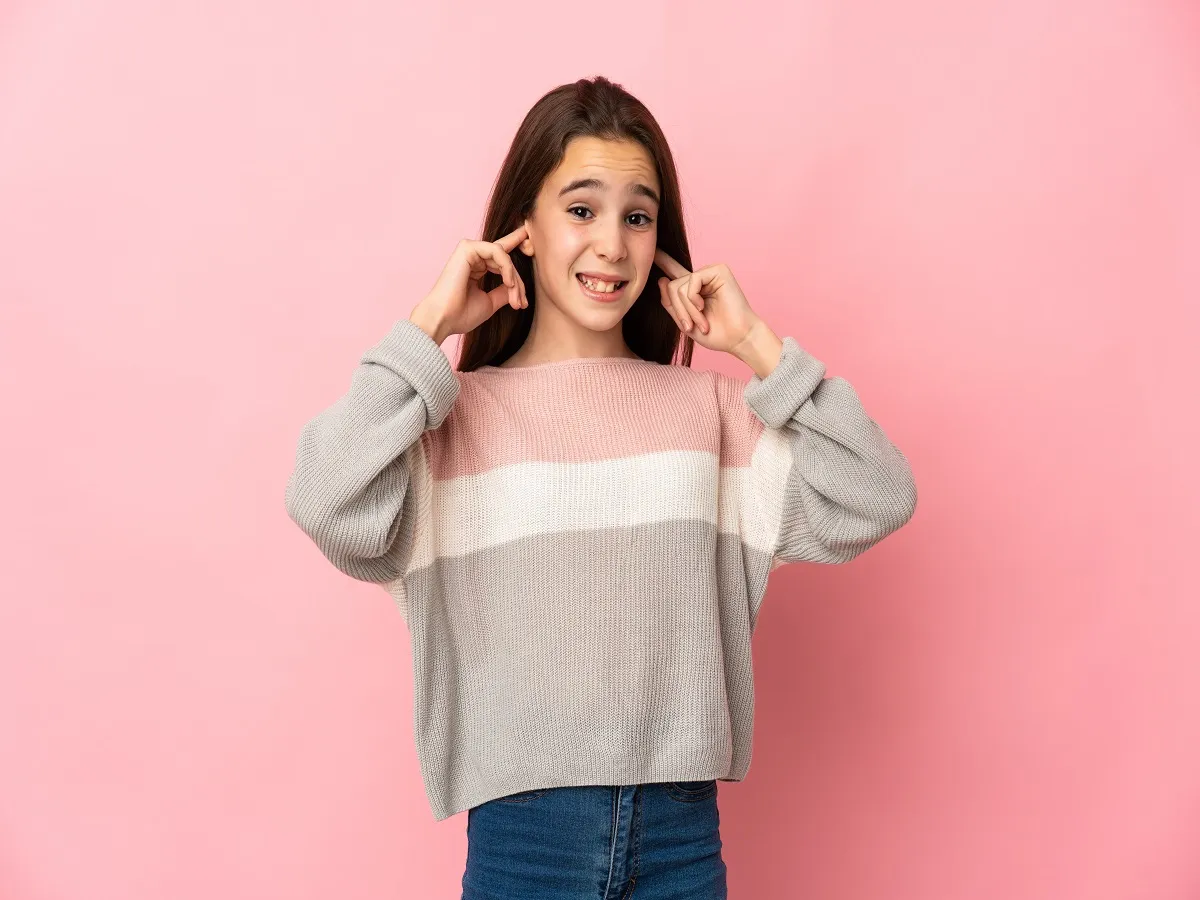 صورة لفتاة تعاني من ألم بالأذن 