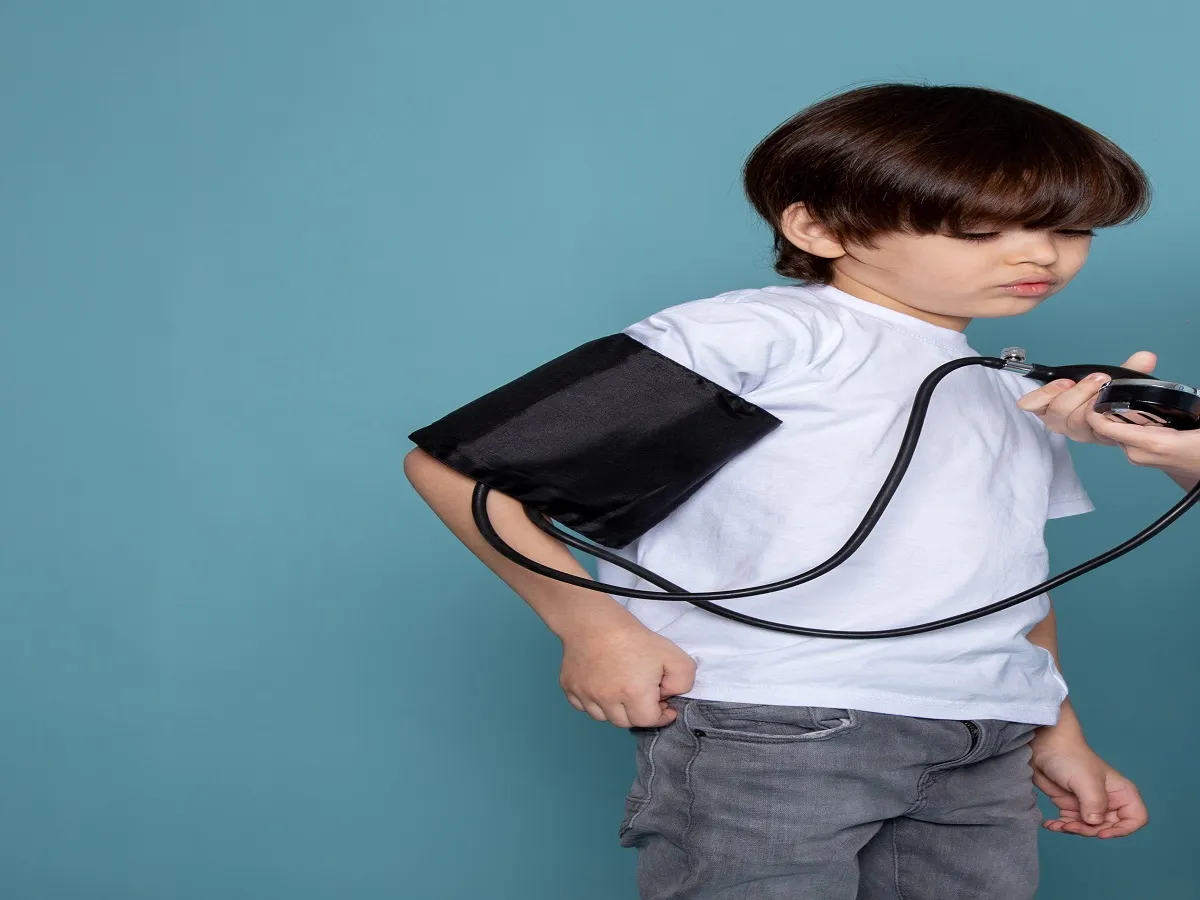 صورة لطفل يقيس ضغط الدم