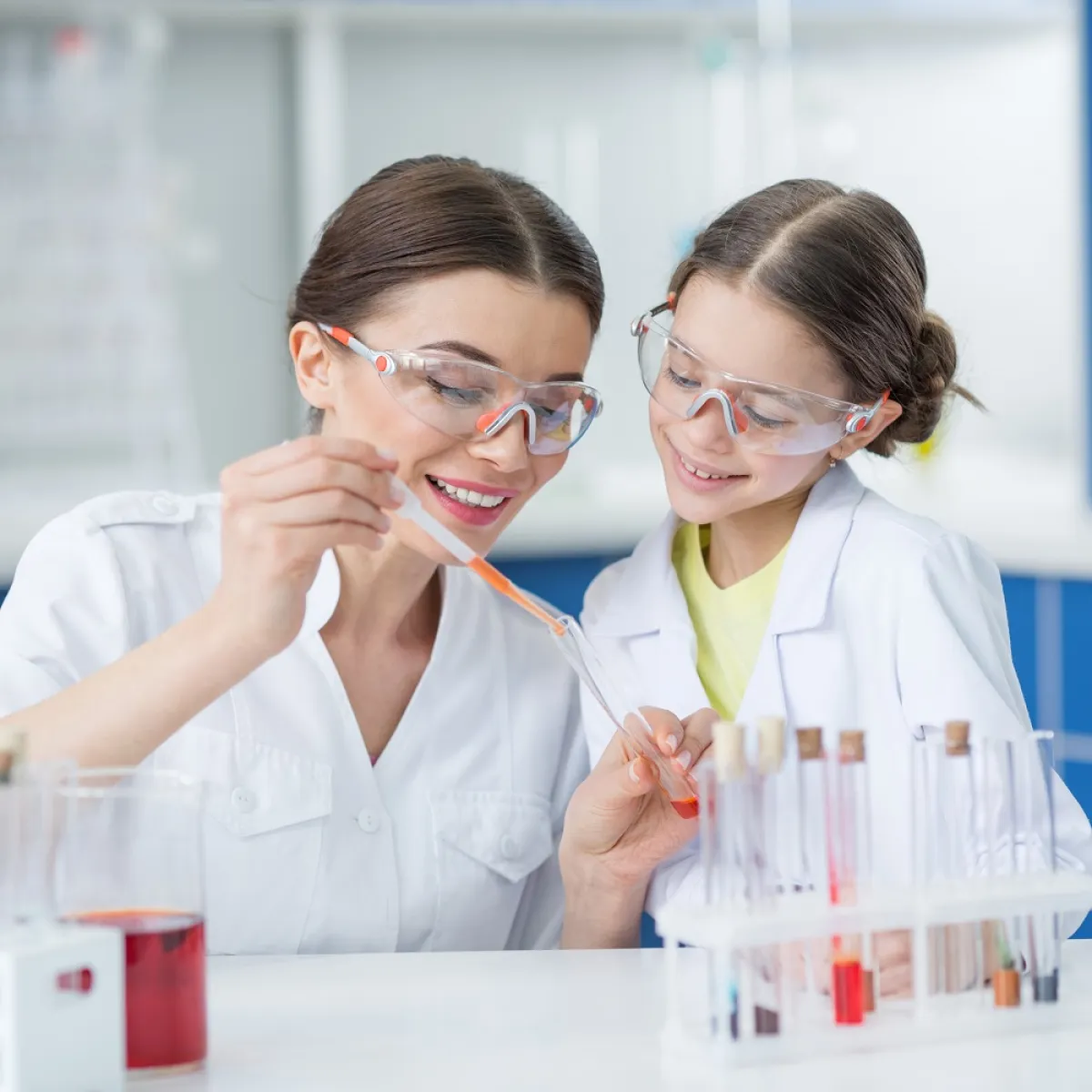 صورة لطفلة وأمها في مجال البحث والعلوم