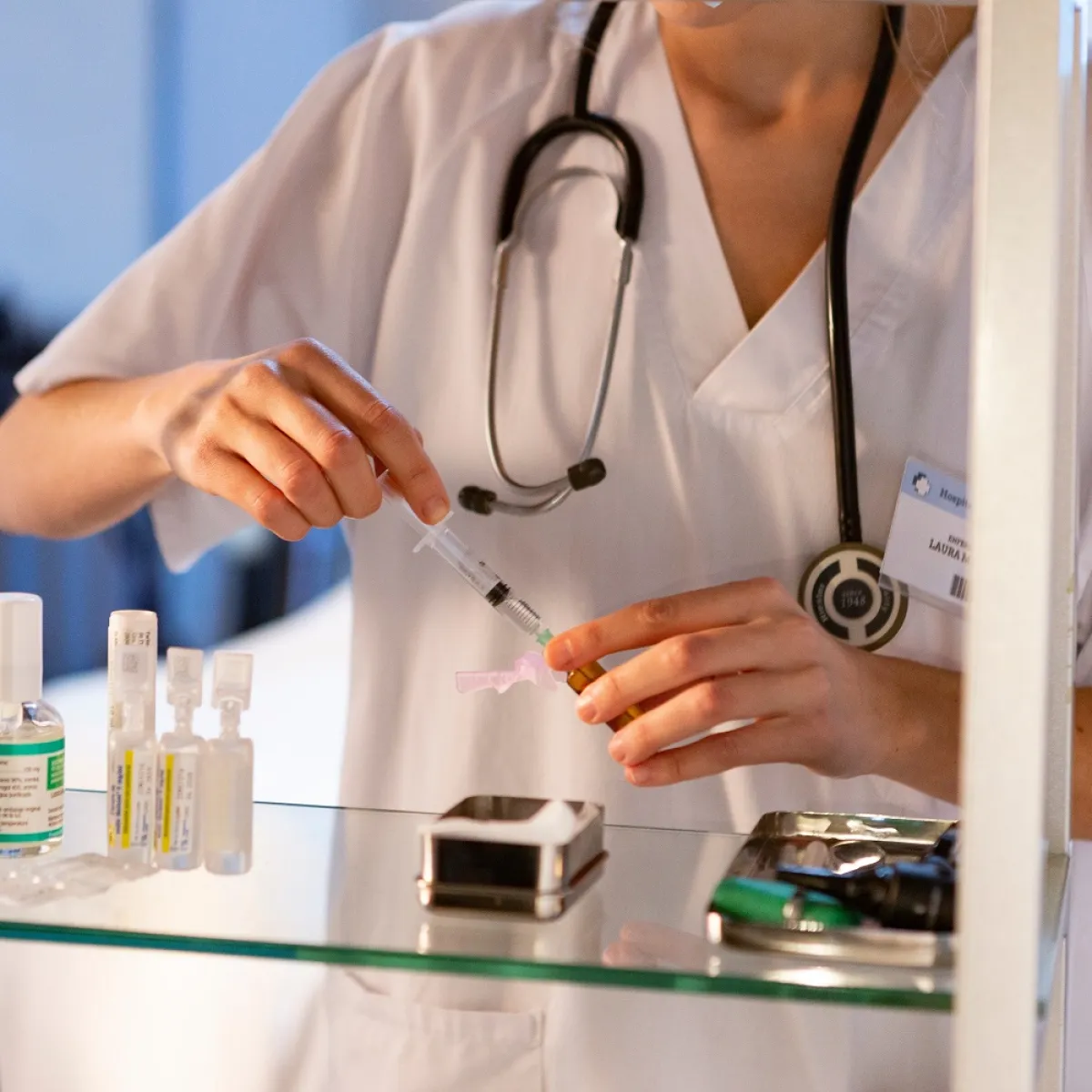 صورة لعالمة في معملها