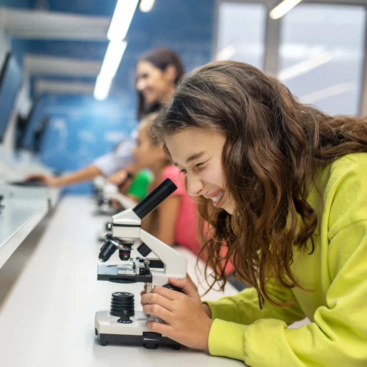 صورة لفتاة داخل المعمل