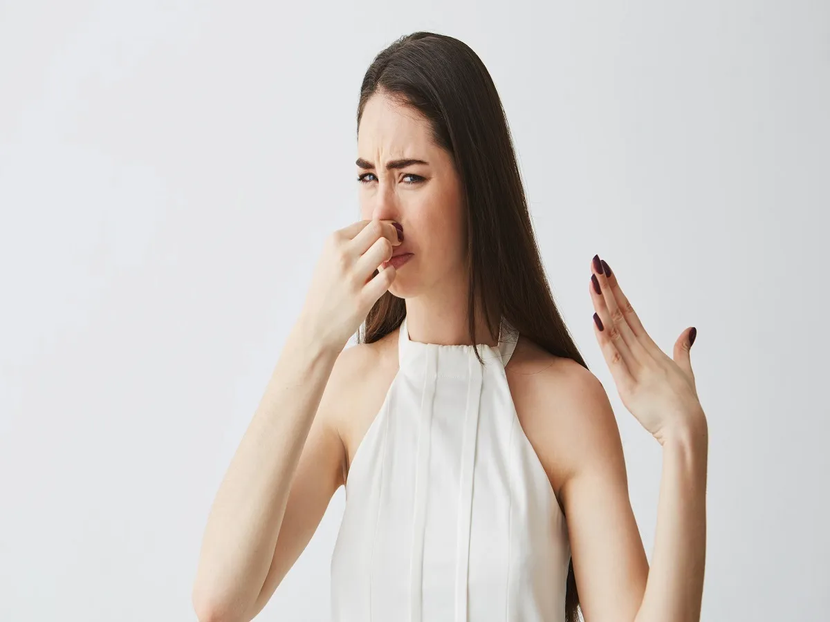 صورة لامرأة تغلق أنفها