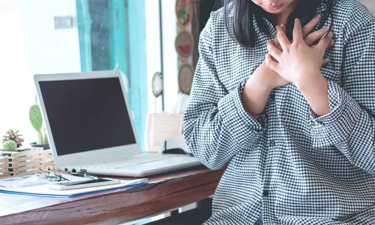 صورة لامرأة تشعر بالألم بصرها