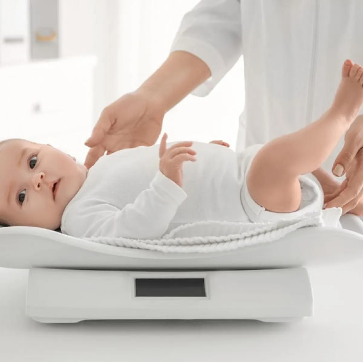 صورة لطفل يراقب وزنه