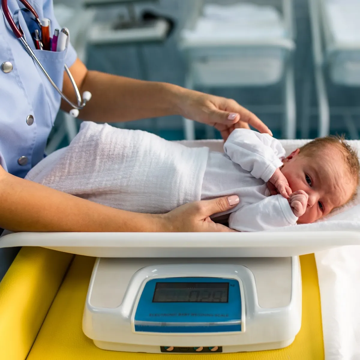 صورة لطفل على الميزان