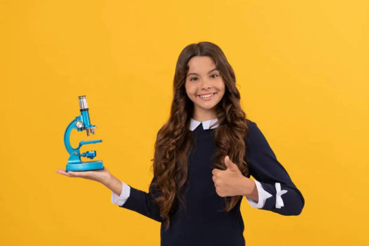 صورة تعبر عن حب الفتيات للعلوم