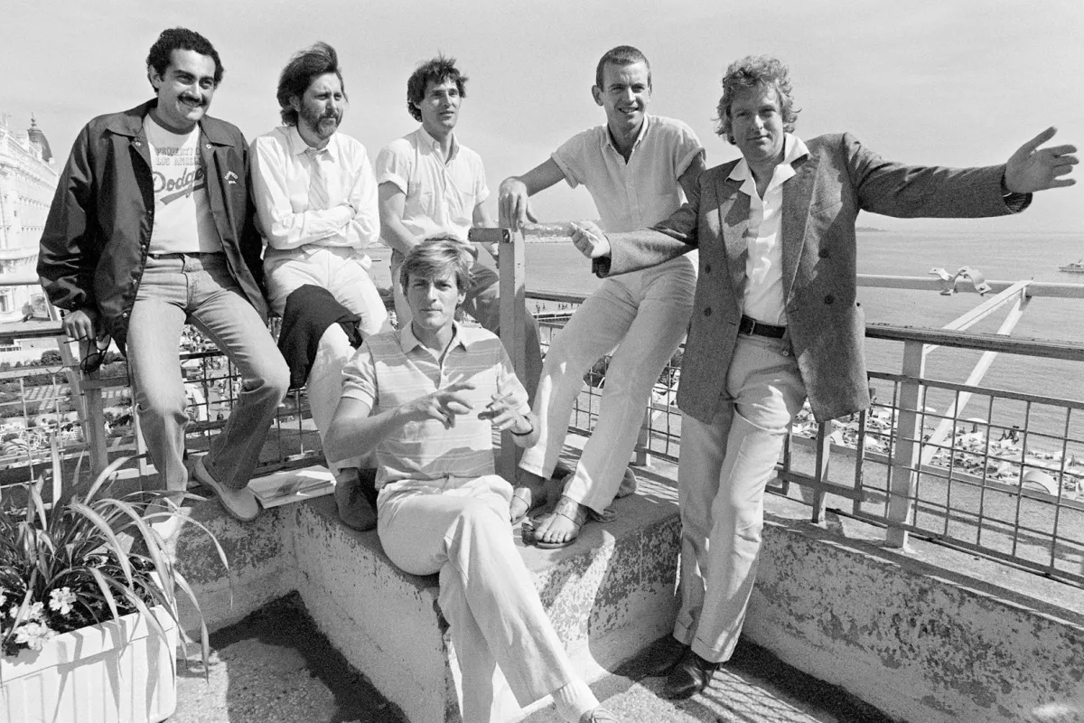British film director Hugh Hudson (R) poses with the cast of his film "Chariots of Fire" (Les Chariots de Feu), 25 May 1981 during the Cannes International Film Festival. AFP PHOTO RALPH GATTI RALPH GATTI / AFP