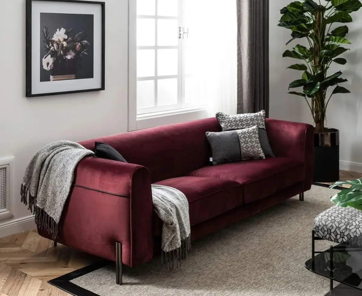 التوليفة اللونية المؤلّفة من الـ"فيفا ماجنتا" مع الرمادي تشي بمظهر رسمي