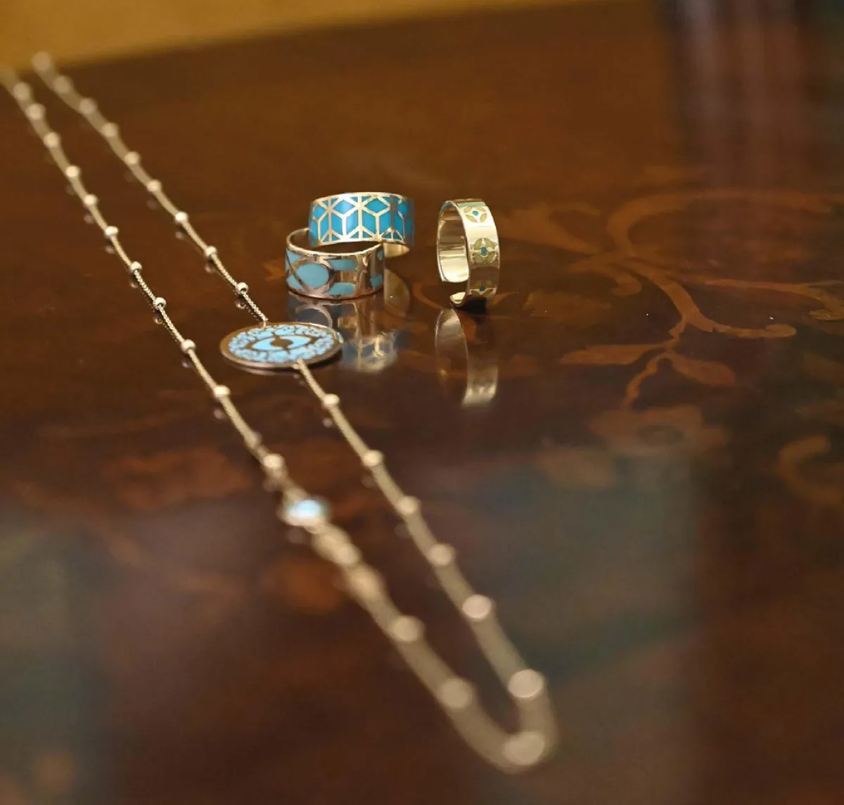 مجوهرات من تصميم المصممة يارا شكرون