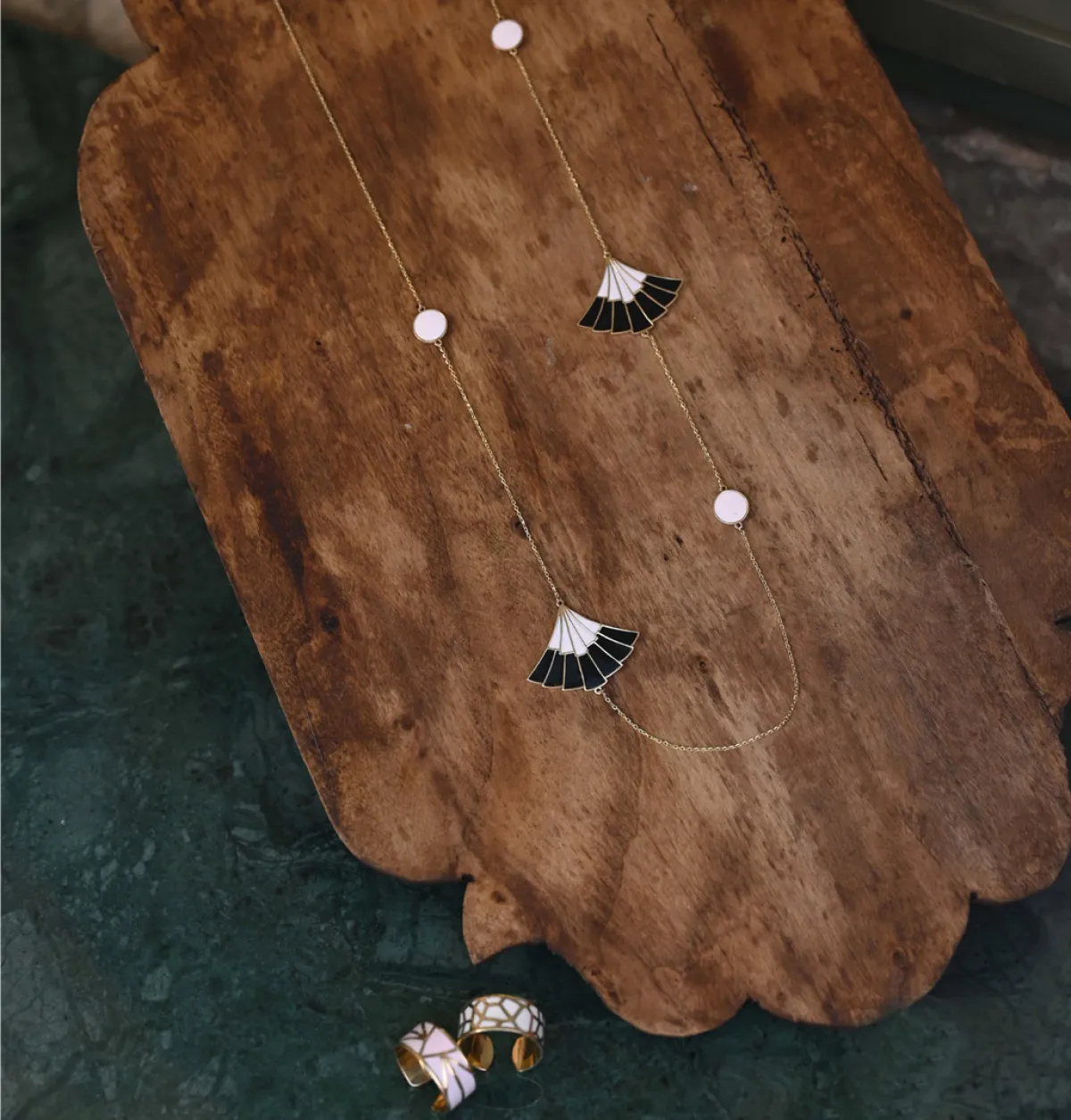 مجوهرات من تصميم المصممة يارا شكرون