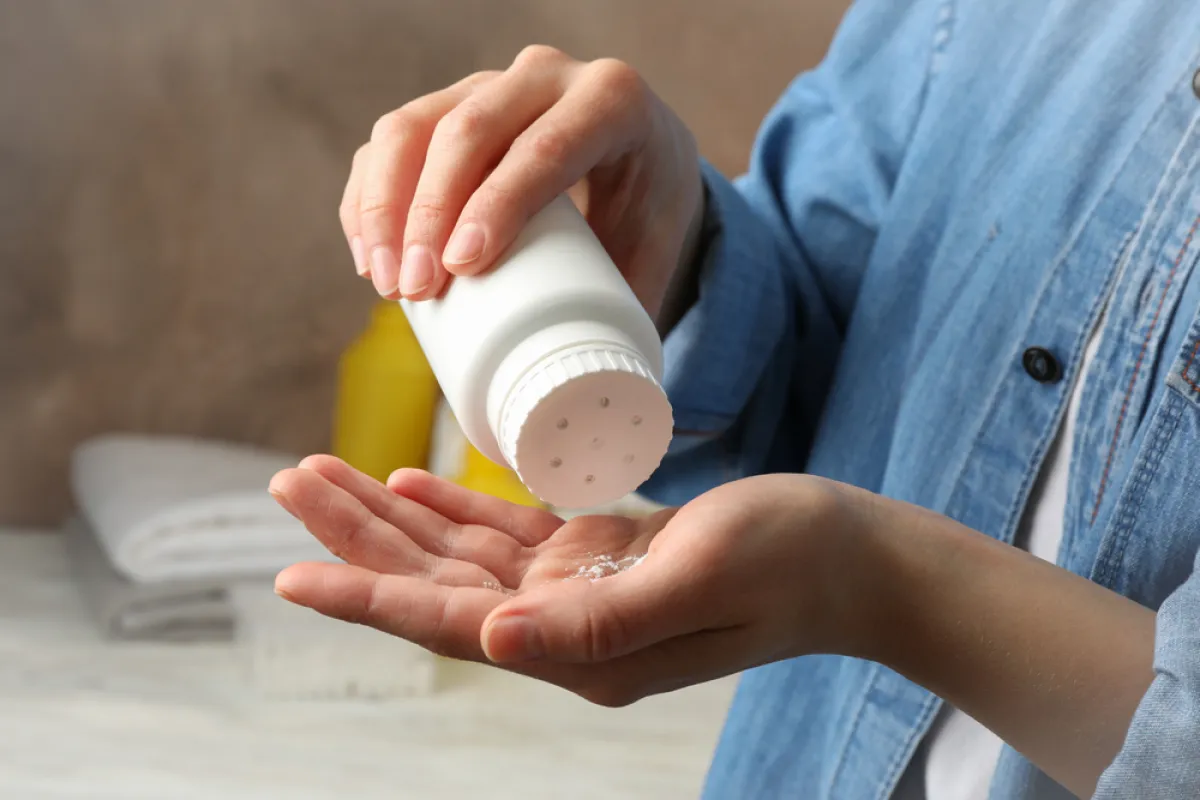 بودرة الأطفال لإزالة بقع الزيت من الملابس الشامواه