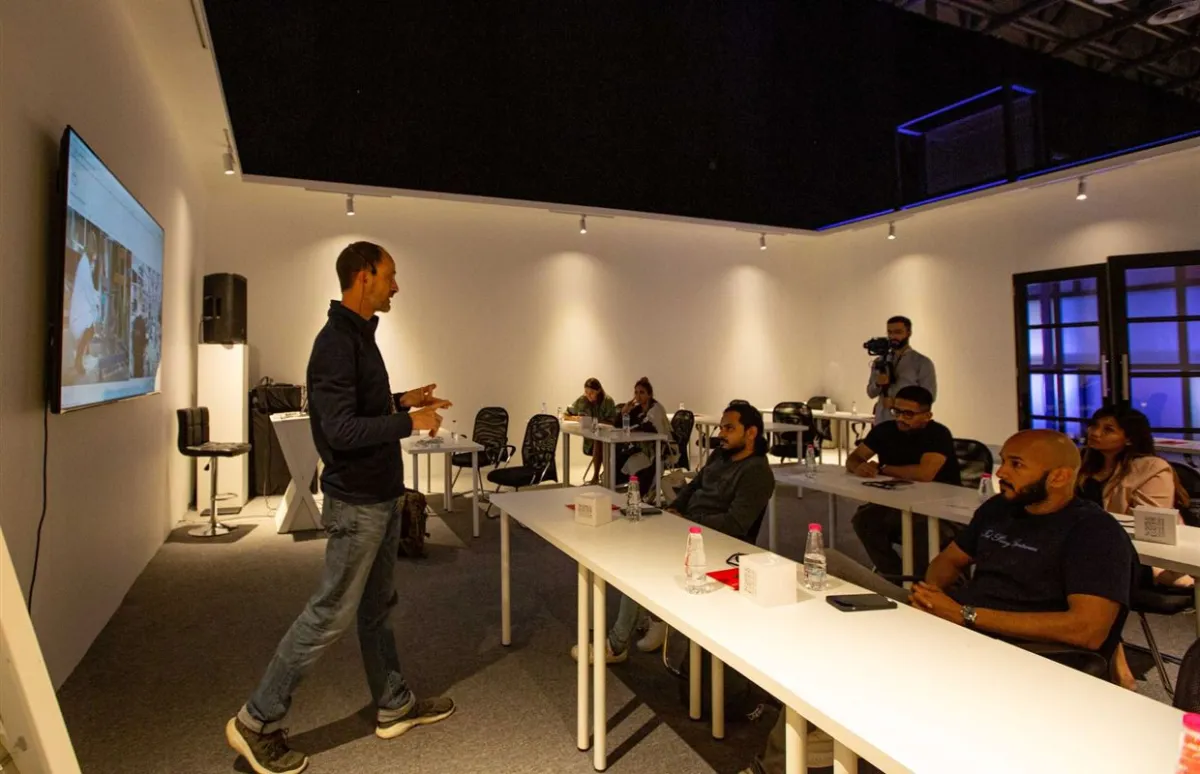 أكثر من 100 طالب يشاركون في ورش عمل "اكسبوجر 2023". الصورة من مكتب الشارقة الإعلامي