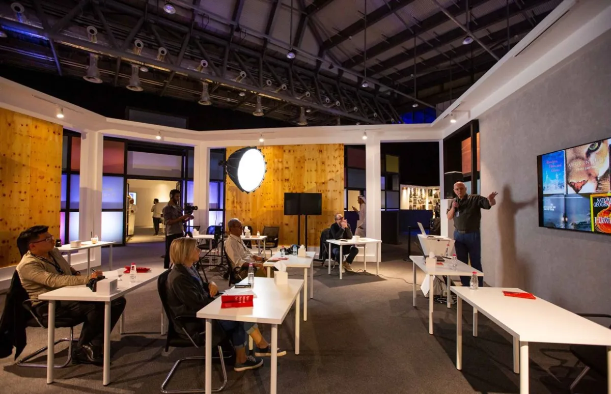 جلسات تقييم السير الفنية. الصورة من مكتب الشارقة الإعلامي